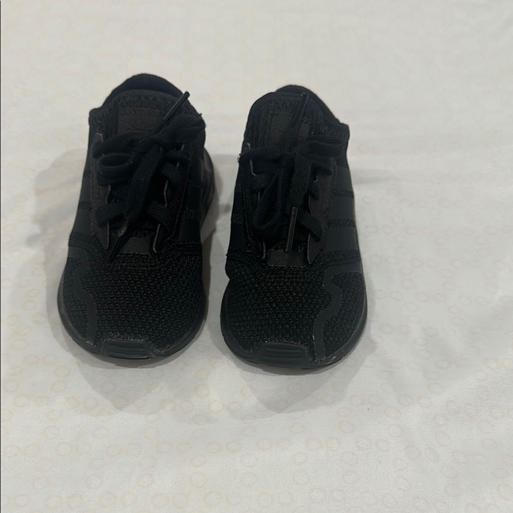 adidas Originals Black Sneakers Minimalist Low-Top Design